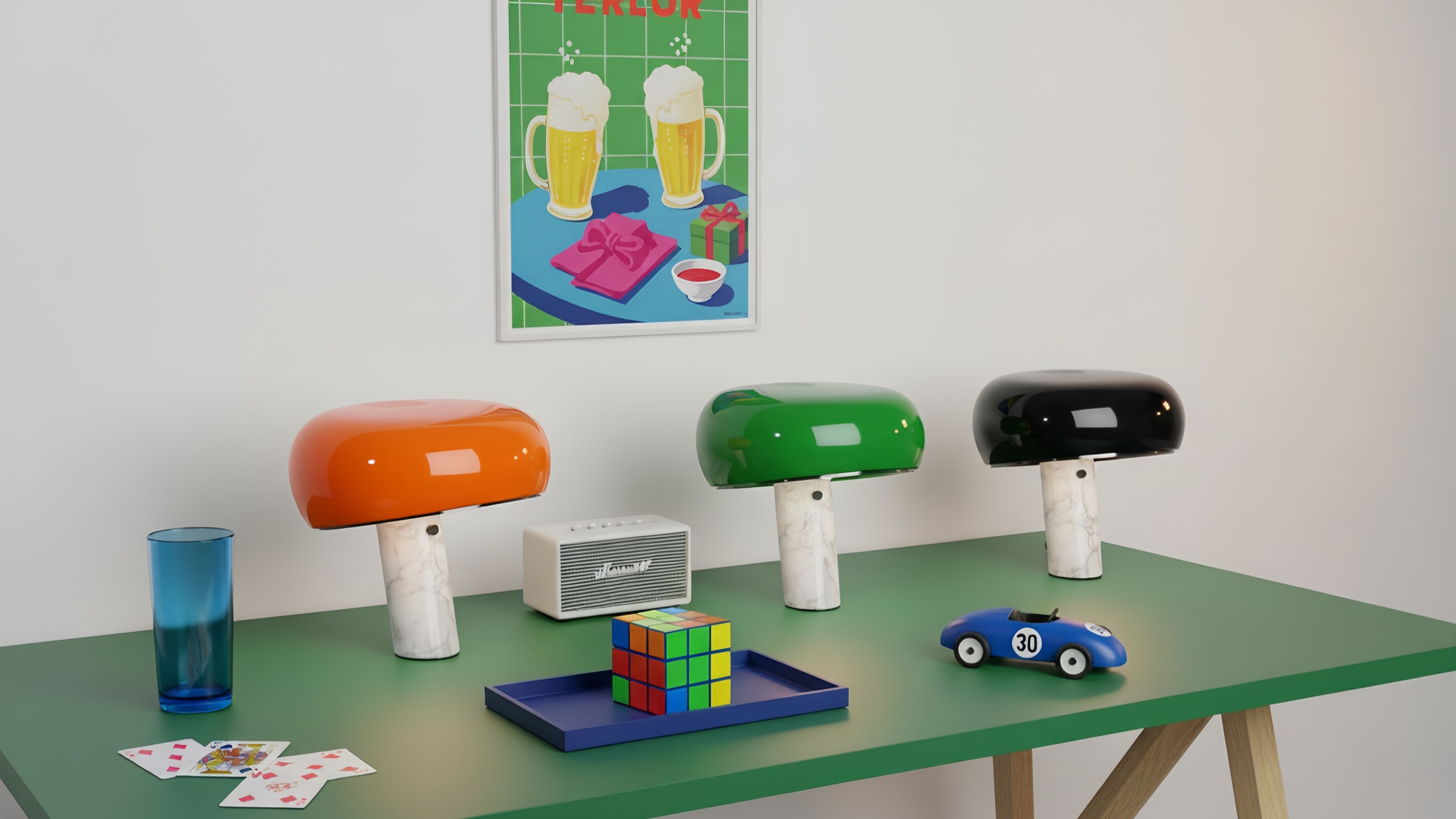 Slantia Tischlampen in mehreren Farben auf einem grünen Tisch